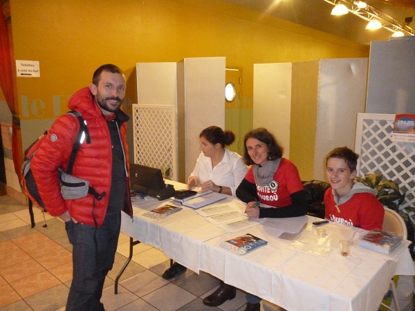 Un resquilleur qui essaye d'entrer est néanmoins accueilli avec le sourire par Caro et Thomas