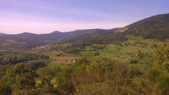 'arrivée de Burdignes et à gauche vers le Felletin le Col de la Charousse.JPG