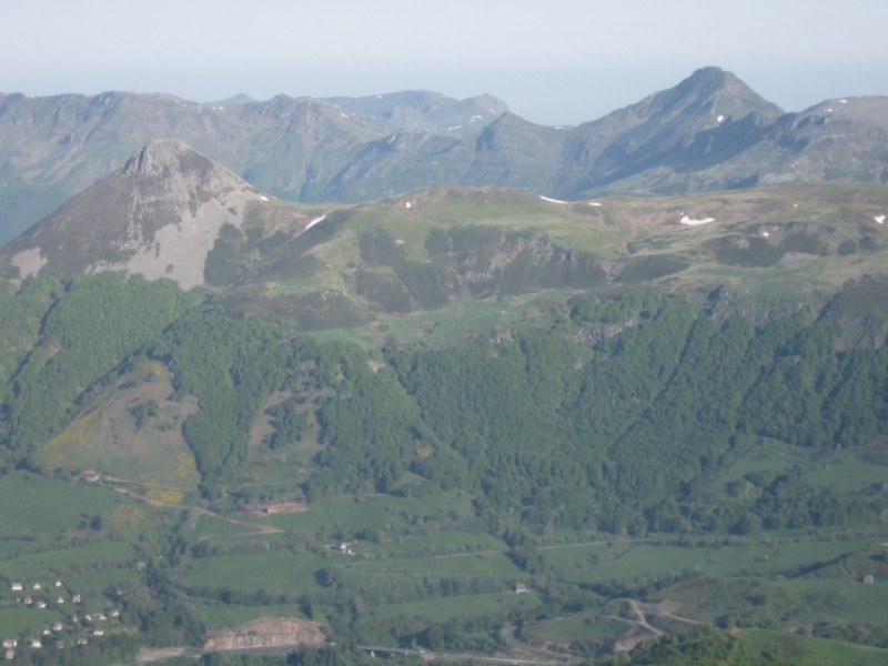Le Puy Griou au premier plan à gauche et le Puy Mary dans un second à droite