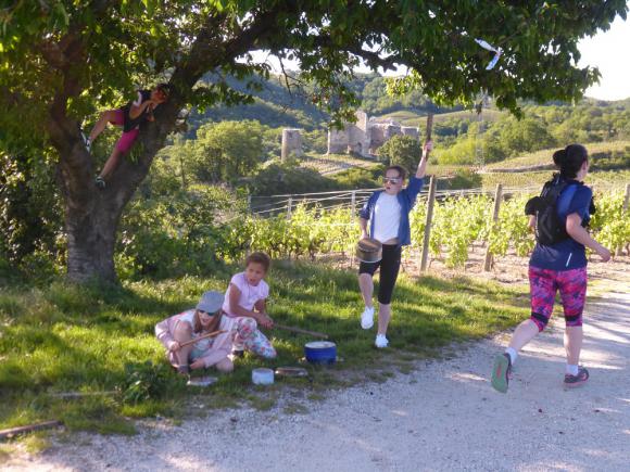 0946 Belle ambiance à l ombre du cerisier.JPG