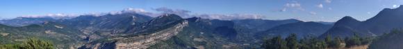 La météo au beau fixe (pensée aux copains sur l'UT4M) et les paysages du sud de la Drôme valent leur pesant de cacahuettes!