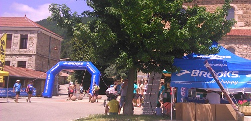 06 Arrivée et ravito en plein centre du village.JPG