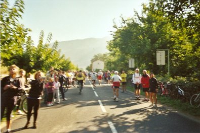 km5.les_suiveurs_attendent_les_coureurs.jpg