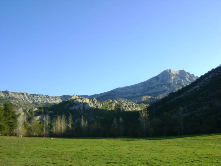 02_-_montagne_sainte-victoire_surplombe_par_la_croix_de_provence.jpg