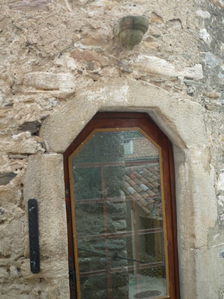 Cachez ce sein que je ne saurais voir ! Cette maison fut parait-il habitée jadis par la sage-femme du village. 