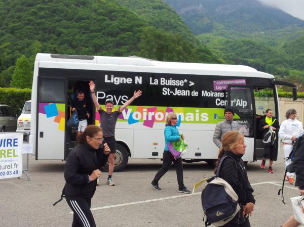 La foule en délire à l'arrivée des Kikouriens