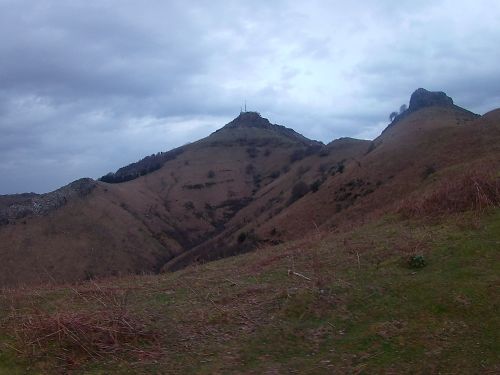 Un peu plus loin : vue sur la Rhune, derrière